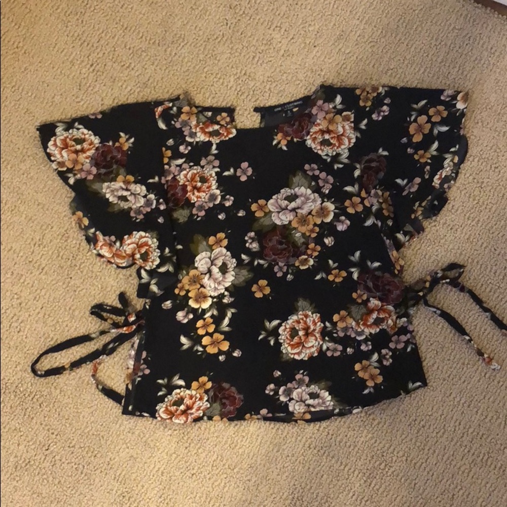 Floral, accent top